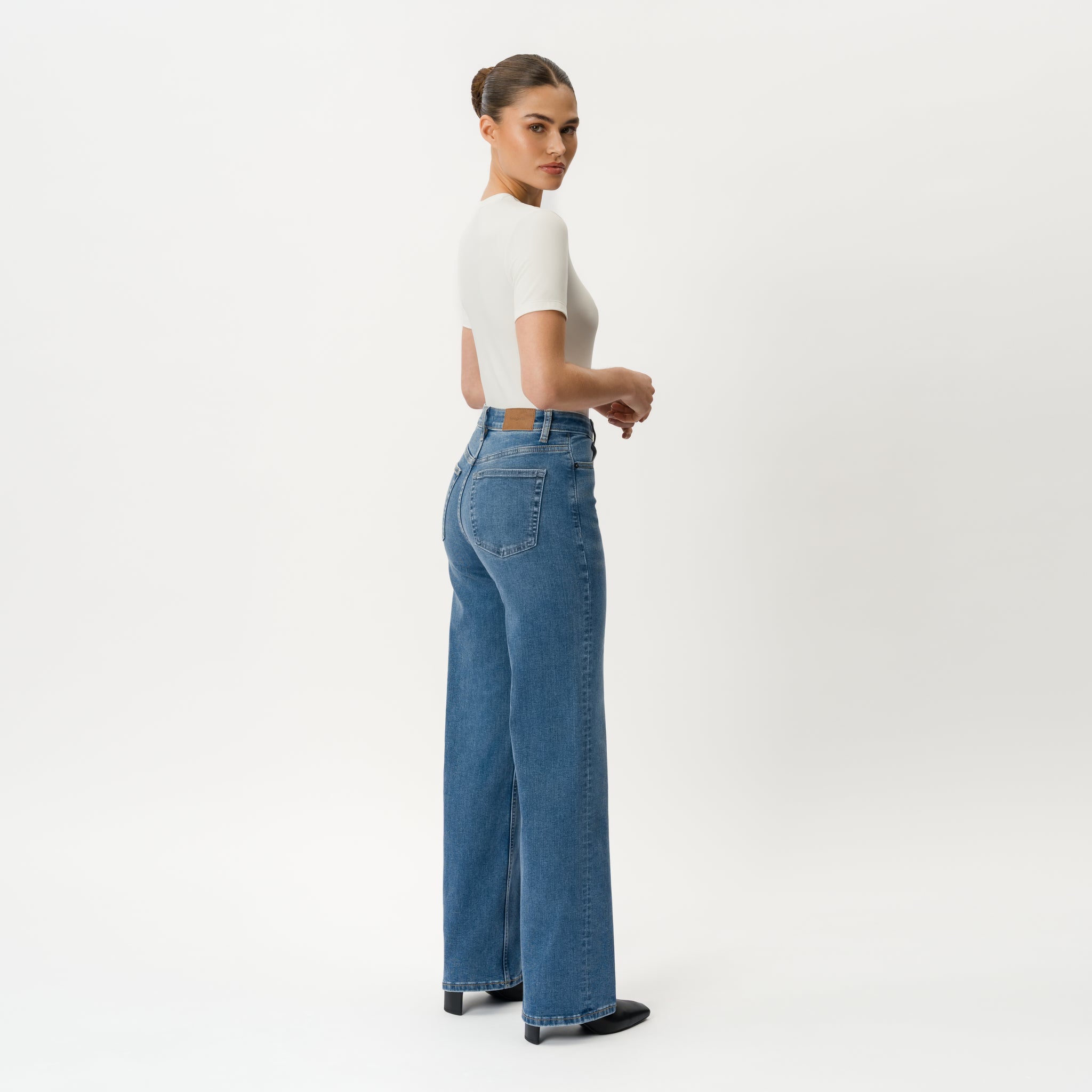 Height: 171 cm | Length: 32" | Size: XS / Height: 5'7" | Length: 32" | Size: XS