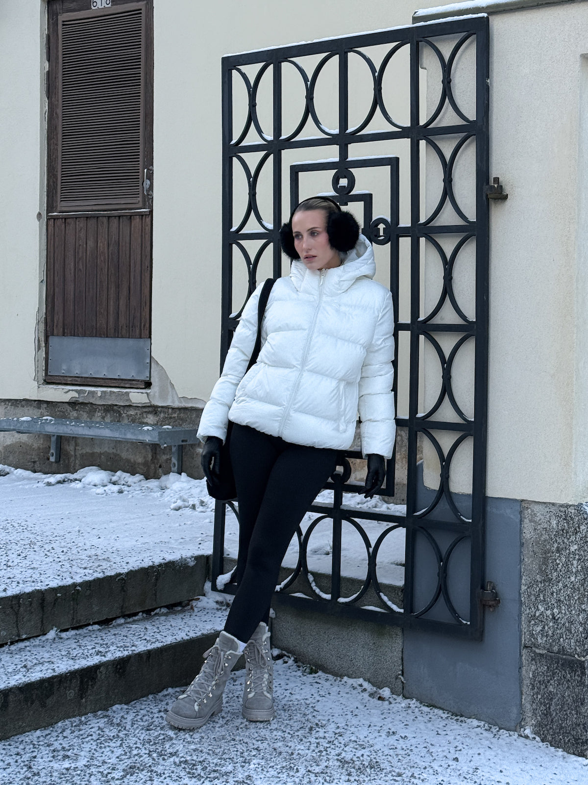 Woman standing in snow wearing Ninepine black winter fleece leggings.
